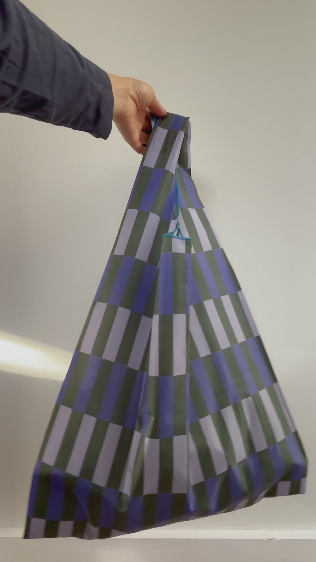 a video of the bag being held by one hand, swinging back and forth, showing the light weight.